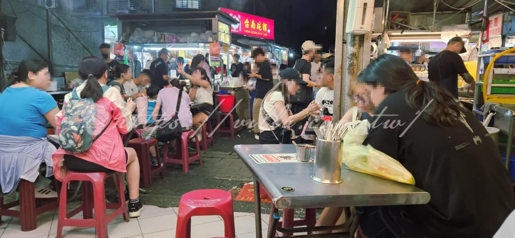 走進阿國蝦仁羹,攤位設有簡單的用餐座位區,桌數不多但翻桌率高,與隔壁「好吃雞肉」共用內用座位區,空間不大但整潔度維持尚可,工作人員動作俐落,即便人多也能快速出餐。
