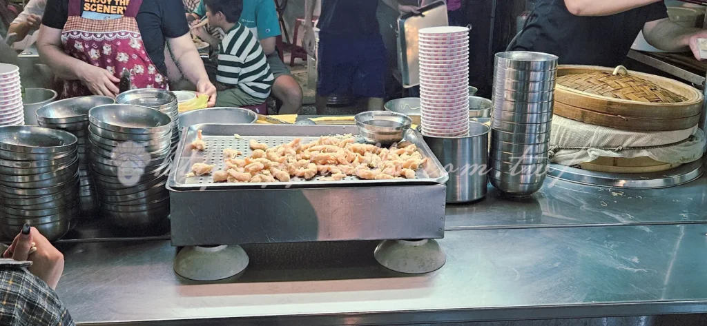 永和的樂華夜市不只人潮爆滿、美食雲集,其中這間阿國蝦仁羹絕對是許多在地人從小吃到大的排隊美食。無論是清爽彈牙的蝦仁羹,還是酥脆帶勁的𩵚魠魚羹,加上一份炒麵或炒米粉,一整個晚餐就這樣完美收尾。