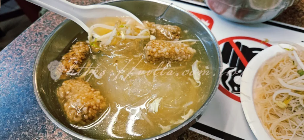 這道𩵚魠魚羹以新鮮𩵚魠魚為主角,魚肉厚實卻不柴,入口軟嫩,帶著淡淡的海洋鮮甜。搭配Q滑的冬粉,吸滿了濃郁的羹湯,每一口都是滿足感。