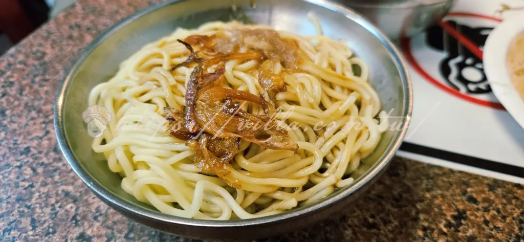 炒麵是阿國的經典配菜,簡單卻超香!麵條炒得軟硬適中,帶著鍋氣和油蔥香,口感豐富又不油膩。