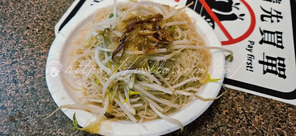 米粉炒得粒粒分明,吸滿醬汁後帶著濃濃的蔥香和醬油香氣,口感軟Q又有嚼勁,尤其加入濃濃蒜泥更添滋味。