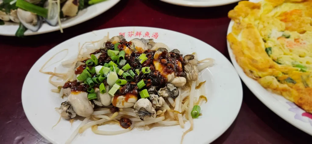 鮮蚵的滑嫩鮮甜,接著是豆芽菜的清脆爽口,最後是蒜蓉醬油膏的蒜香甘醇,以及油蔥酥帶來的酥脆感,三種口感完美結合,讓這道菜吃起來不單調,非常美味。