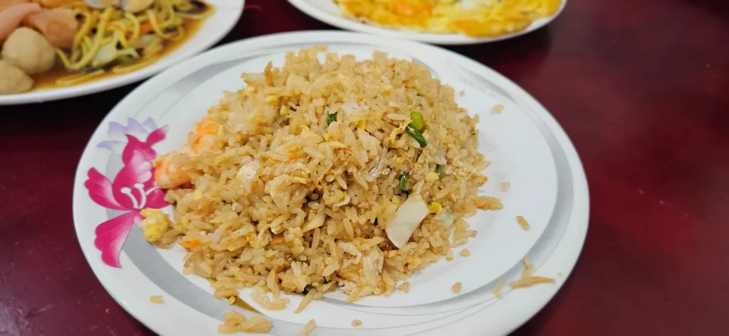 海鮮炒飯用料非常澎湃,裡面有鮮蝦、吻仔魚、高麗菜、蛋、蔥花等,份量實在。