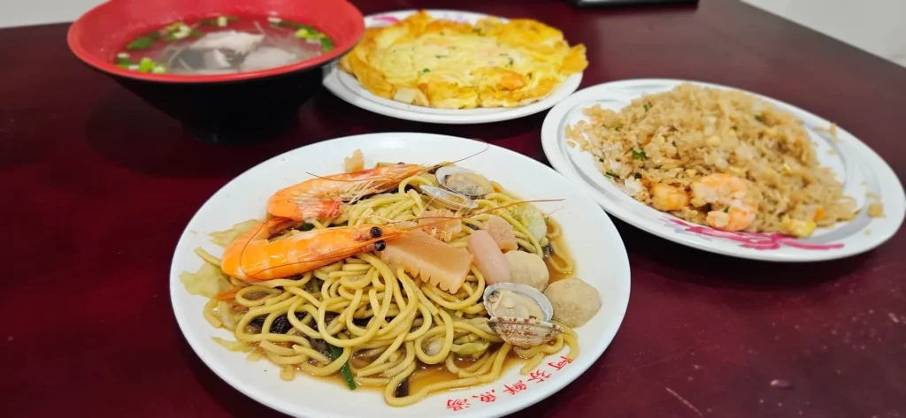 海鮮炒麵的黃麵條軟硬適中Q彈,湯汁濃郁不膩,醬汁巴得剛剛好。