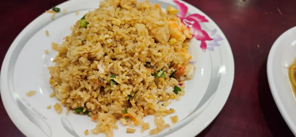 海鮮炒飯用料非常澎湃,裡面有鮮蝦、吻仔魚、高麗菜、蛋、蔥花等,份量實在。