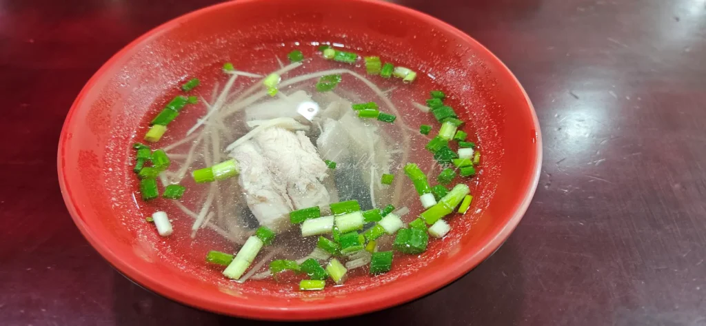 阿芬鮮魚湯的魚湯通常是以鬼頭刀來熬煮,一上桌就能聞到清爽的蔥薑香氣。魚肉切得相當厚實,入口即化,口感極為鮮嫩。
