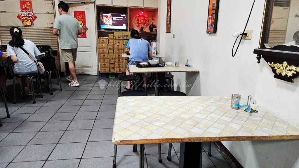 廖榮川米糕不僅承載了在地風味,還吸引無數饕客前來朝聖。廖榮川米糕它以粒粒分明的米糕和在地風味的飛魚丸湯聞名,淋上甜鹹交織的滷汁,再撒上鬆脆魚鬆,是蘇澳必吃的代表作。