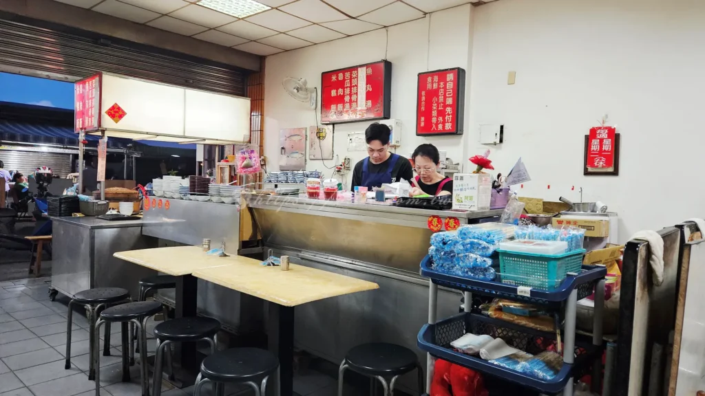 廖榮川米糕不僅承載了在地風味,還吸引無數饕客前來朝聖。廖榮川米糕它以粒粒分明的米糕和在地風味的飛魚丸湯聞名,淋上甜鹹交織的滷汁,再撒上鬆脆魚鬆,是蘇澳必吃的代表作。