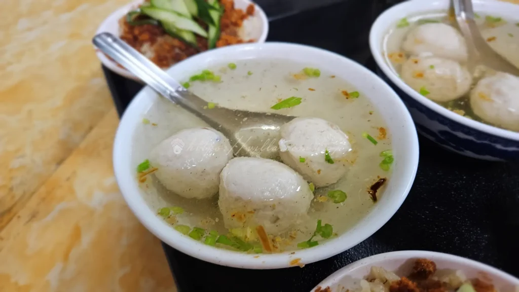 廖榮川米糕不僅承載了在地風味,還吸引無數饕客前來朝聖。廖榮川米糕它以粒粒分明的米糕和在地風味的飛魚丸湯聞名,淋上甜鹹交織的滷汁,再撒上鬆脆魚鬆,是蘇澳必吃的代表作。