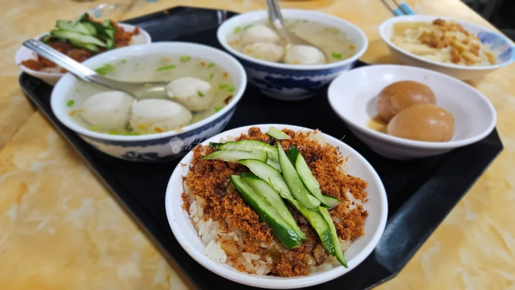 廖榮川米糕不僅承載了在地風味,還吸引無數饕客前來朝聖。廖榮川米糕它以粒粒分明的米糕和在地風味的飛魚丸湯聞名,淋上甜鹹交織的滷汁,再撒上鬆脆魚鬆,是蘇澳必吃的代表作。