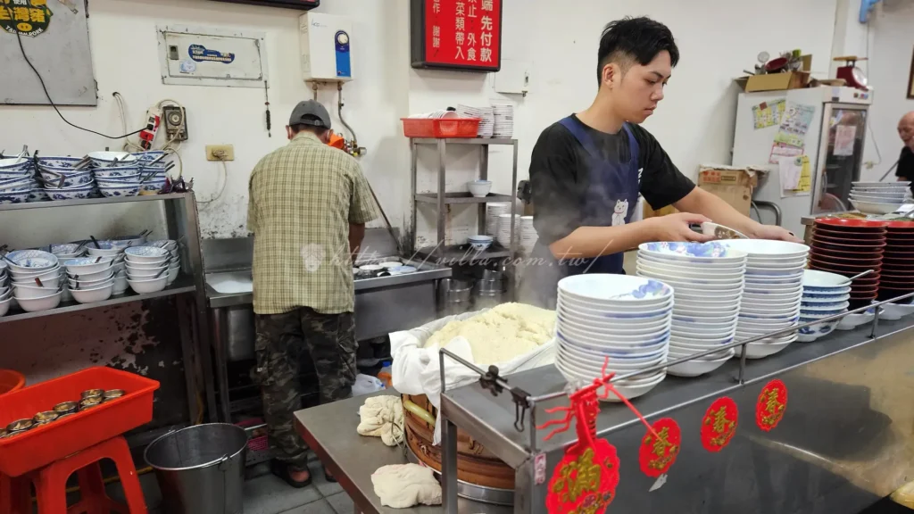 廖榮川米糕不僅承載了在地風味,還吸引無數饕客前來朝聖。廖榮川米糕它以粒粒分明的米糕和在地風味的飛魚丸湯聞名,淋上甜鹹交織的滷汁,再撒上鬆脆魚鬆,是蘇澳必吃的代表作。