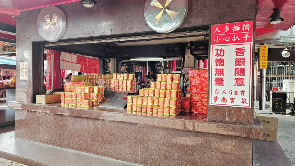 隨喜繳納香油錢後,可領取一份紙錢與線香共六支。香支分配為前後兩處香爐,各三支,方便依序參拜。