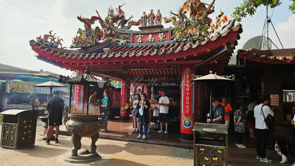 先到廟裡向土地公上香,報上姓名、生辰與住址,說明想借發財金的心願。