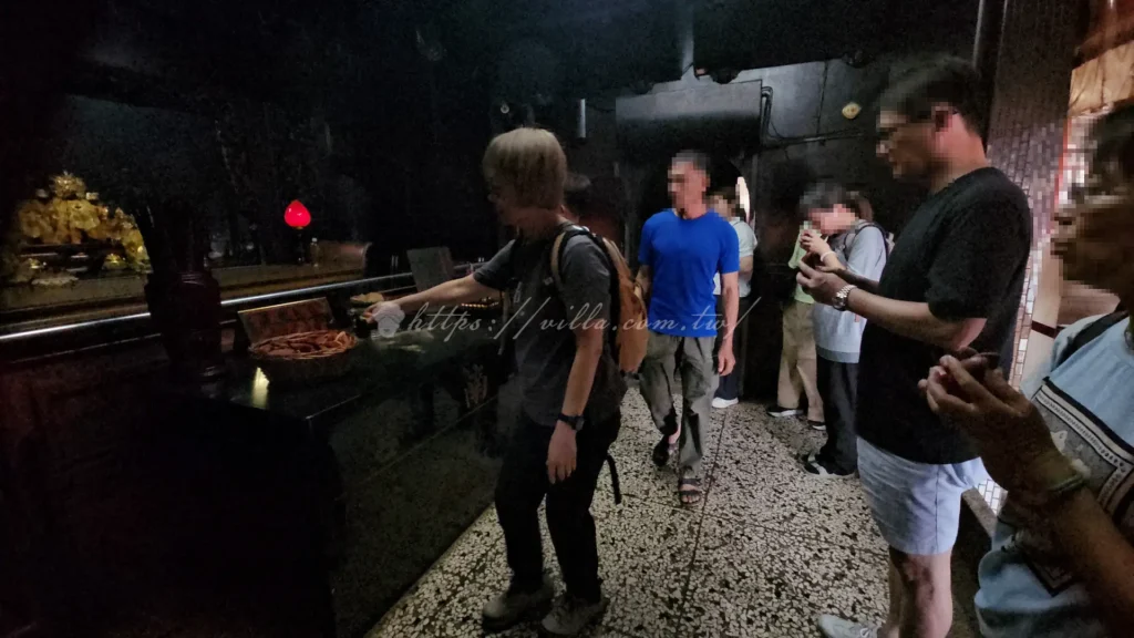 拿香拜拜後,以擲筊方式請示土地公,必須連續獲得「聖筊」才能獲准借金。