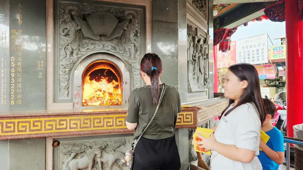 可向土地公上香或焚燒金紙,以表達對祂這段期間庇佑的感謝。