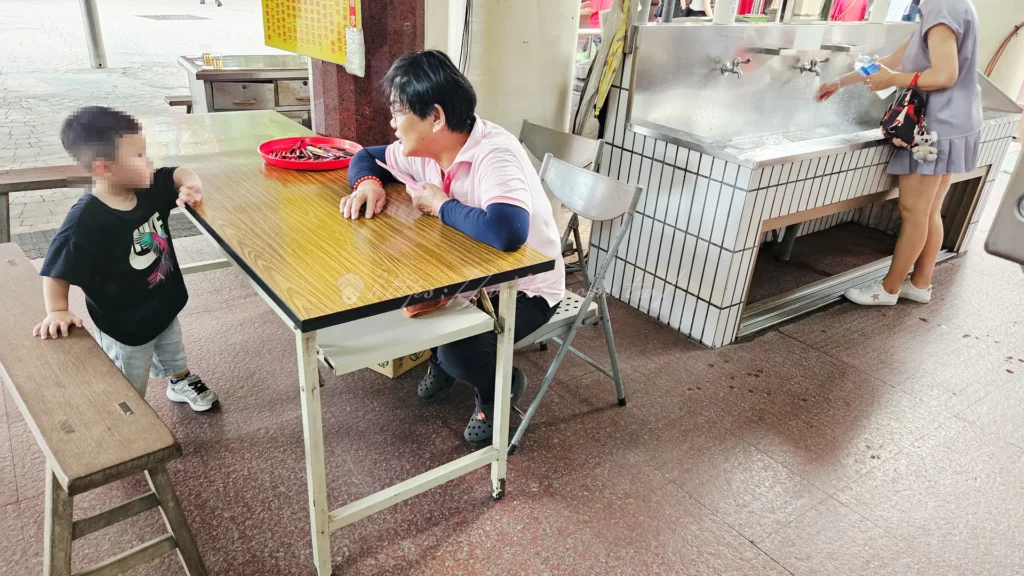 確認土地公願意借金後,可至入口處左邊領取求金單填寫基本資料。