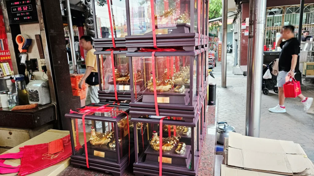 在紫南宮除了求發財金,最受歡迎的還有「祈福金雞」。許多做生意的人會請金雞回家,象徵「咬錢進門」,保佑財源滾滾,簡單流程加上正確供奉,就能讓祈福金雞持續帶來好運與財富。