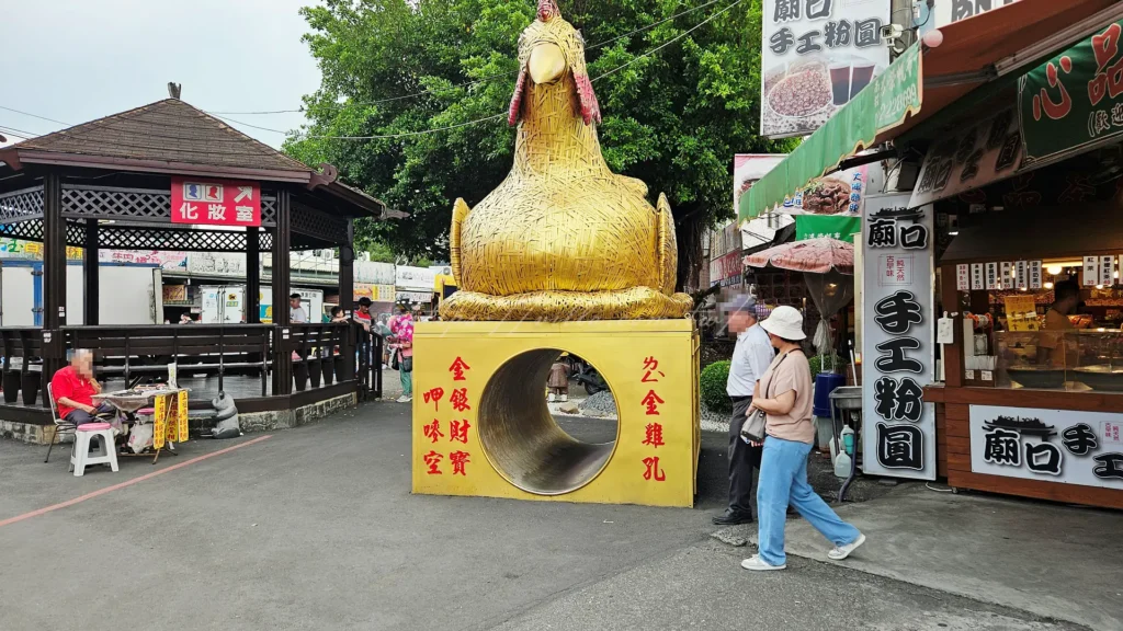 鑽金雞是位於南投竹山紫南宮內的特色景點,傳說鑽過金雞身下的洞口,可以帶來好運和財運,因此吸引許多信徒排隊鑽過。