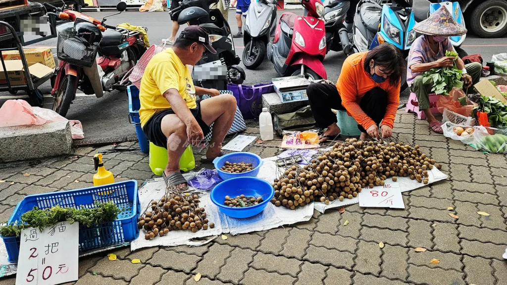 攤販整齊地擺放著一串串新鮮龍眼,果實飽滿圓潤,散發出自然光澤香氣,走在熱鬧的攤販間,既能感受地方庶民風情,又能順便採買在地農產,是紫南宮周邊小旅行的一大樂趣。