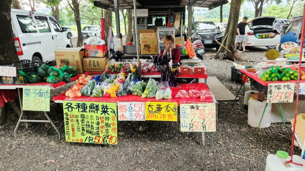 這些農產品大多來自在地小農,充滿地方特色,在參拜求財之餘也能感受到竹山的豐饒物產。
