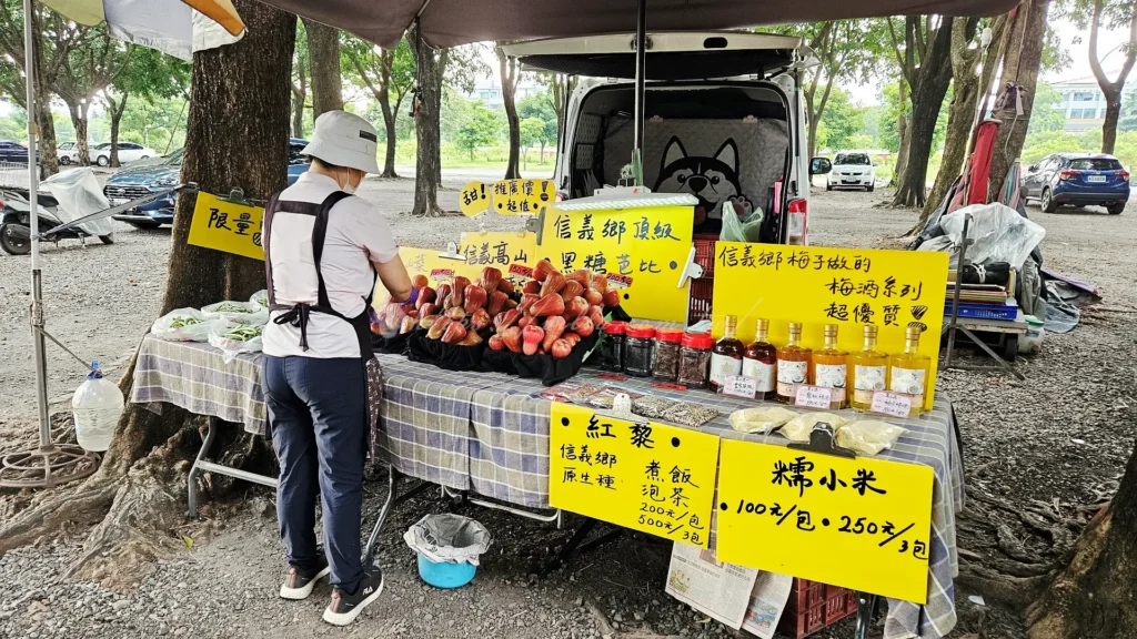 這些農產品大多來自在地小農,充滿地方特色,在參拜求財之餘也能感受到竹山的豐饒物產。
