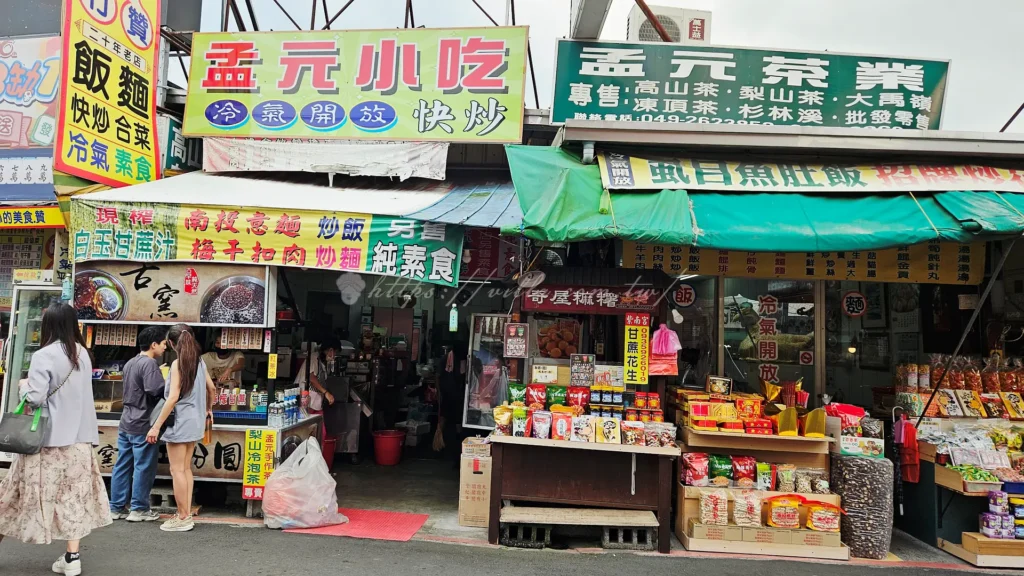 紫南宮周邊商店種類豐富,包含快炒店、茶葉專賣店以及選購各式伴手禮。