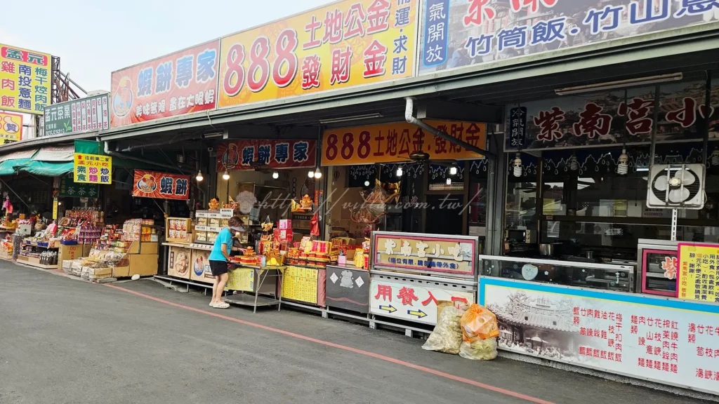 在紫南宮附近,您可以找到許多販售傳統香火、金紙、錢母、金雞等吉祥物品的商店