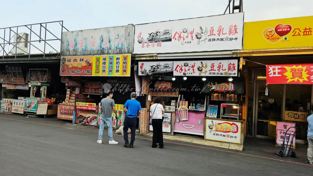 廟宇周邊的商店多樣,提供各式商品與在地美食,讓人不僅能祈求平安與財運,還能品嚐當地特色。