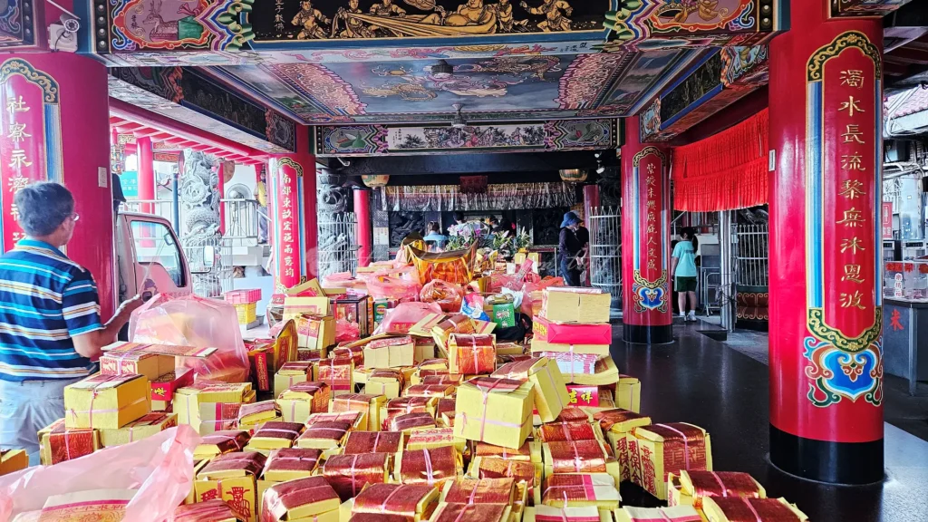 前往服務櫃檯(右手邊借金櫃台),出示身份證明(身分證或駕照)並須年滿20歲,就能免費借到最多600元發財金,象徵土地公借錢給你轉運。