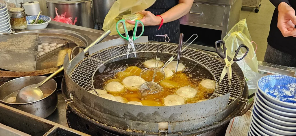 三重必吃小吃「萬粒肉圓」,以Q彈外皮、鮮嫩豬肉與筍丁內餡,加上特製甜香醬汁成為在地排隊美食。鄰近三和夜市,交通便利,價格親民,是三重美食必訪的經典之一。