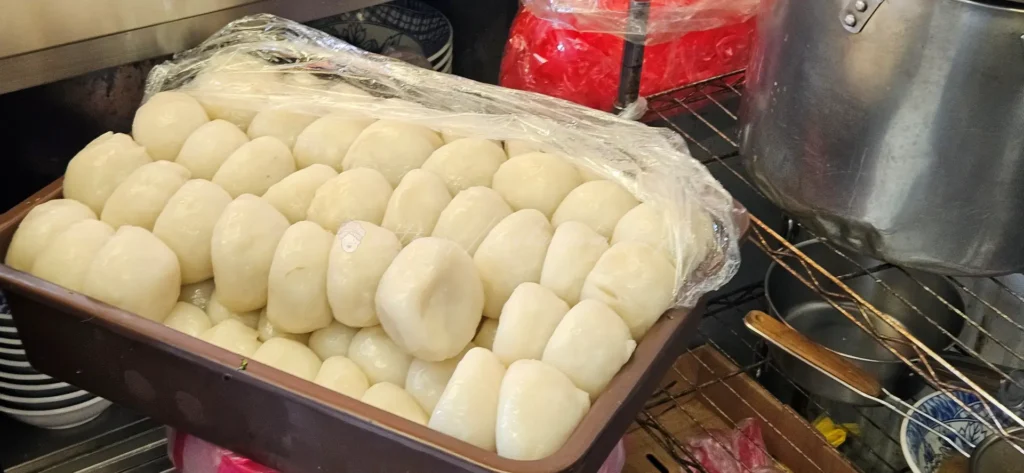 三重必吃小吃「萬粒肉圓」,以Q彈外皮、鮮嫩豬肉與筍丁內餡,加上特製甜香醬汁成為在地排隊美食。鄰近三和夜市,交通便利,價格親民,是三重美食必訪的經典之一。