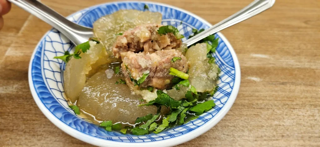 三重必吃小吃「萬粒肉圓」,以Q彈外皮、鮮嫩豬肉與筍丁內餡,加上特製甜香醬汁成為在地排隊美食。鄰近三和夜市,交通便利,價格親民,是三重美食必訪的經典之一。