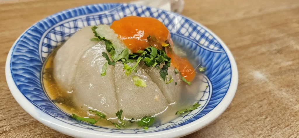 三重必吃小吃「萬粒肉圓」,以Q彈外皮、鮮嫩豬肉與筍丁內餡,加上特製甜香醬汁成為在地排隊美食。鄰近三和夜市,交通便利,價格親民,是三重美食必訪的經典之一。