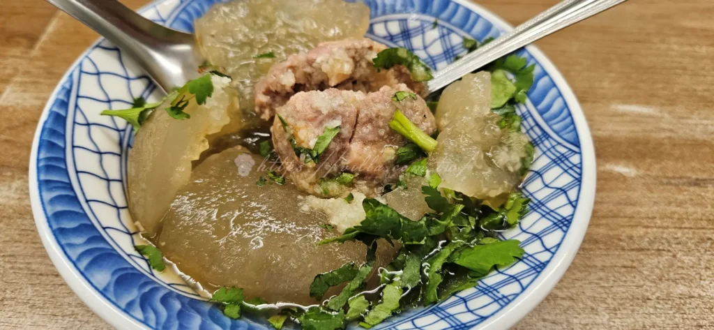 三重必吃小吃「萬粒肉圓」,以Q彈外皮、鮮嫩豬肉與筍丁內餡,加上特製甜香醬汁成為在地排隊美食。鄰近三和夜市,交通便利,價格親民,是三重美食必訪的經典之一。