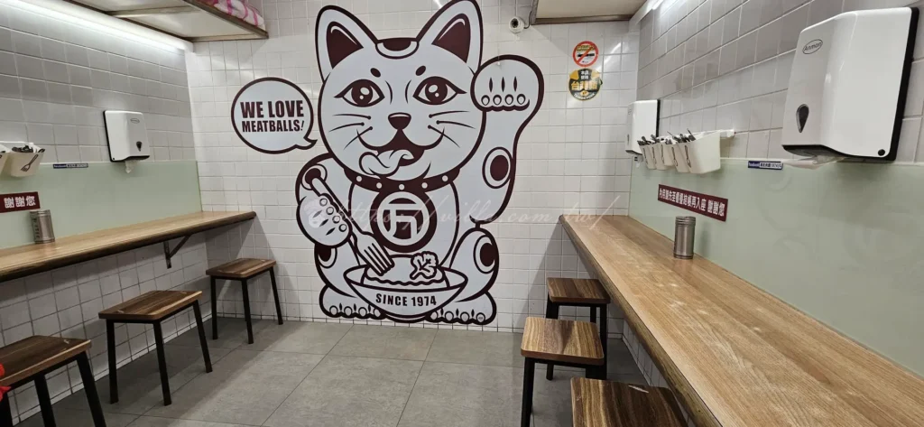 三重必吃小吃「萬粒肉圓」,以Q彈外皮、鮮嫩豬肉與筍丁內餡,加上特製甜香醬汁成為在地排隊美食。鄰近三和夜市,交通便利,價格親民,是三重美食必訪的經典之一。