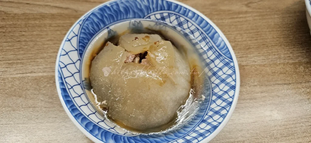 三重必吃小吃「萬粒肉圓」,以Q彈外皮、鮮嫩豬肉與筍丁內餡,加上特製甜香醬汁成為在地排隊美食。鄰近三和夜市,交通便利,價格親民,是三重美食必訪的經典之一。