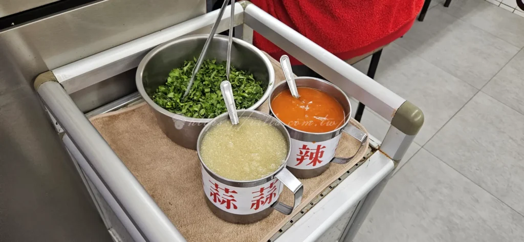 三重必吃小吃「萬粒肉圓」,以Q彈外皮、鮮嫩豬肉與筍丁內餡,加上特製甜香醬汁成為在地排隊美食。鄰近三和夜市,交通便利,價格親民,是三重美食必訪的經典之一。