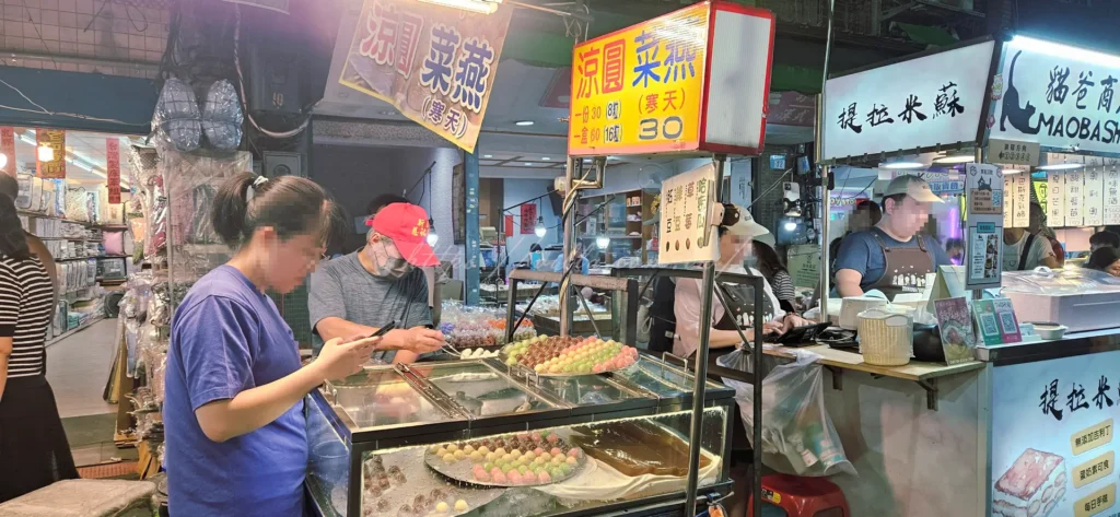 走進三和夜市，隨處可見平價小吃與隱藏版美食，像烤玉米、雞排、東山鴨頭更是夜市人氣美食，夜市必吃的炸物小吃香氣四溢，讓人看得眼花撩亂。