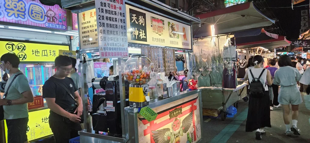 走進三和夜市，隨處可見平價小吃與隱藏版美食，像烤玉米、雞排、東山鴨頭更是夜市人氣美食，夜市必吃的炸物小吃香氣四溢，讓人看得眼花撩亂。