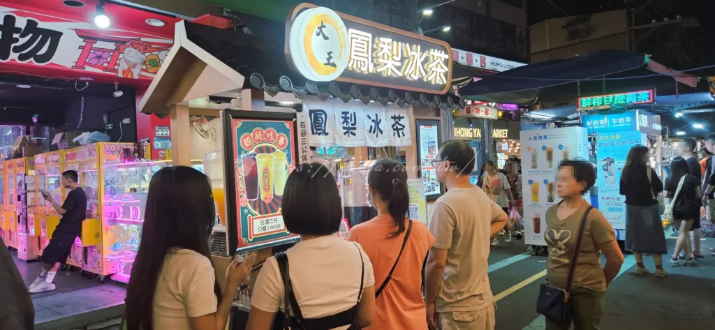 走進三和夜市，隨處可見平價小吃與隱藏版美食，像烤玉米、雞排、東山鴨頭更是夜市人氣美食，夜市必吃的炸物小吃香氣四溢，讓人看得眼花撩亂。