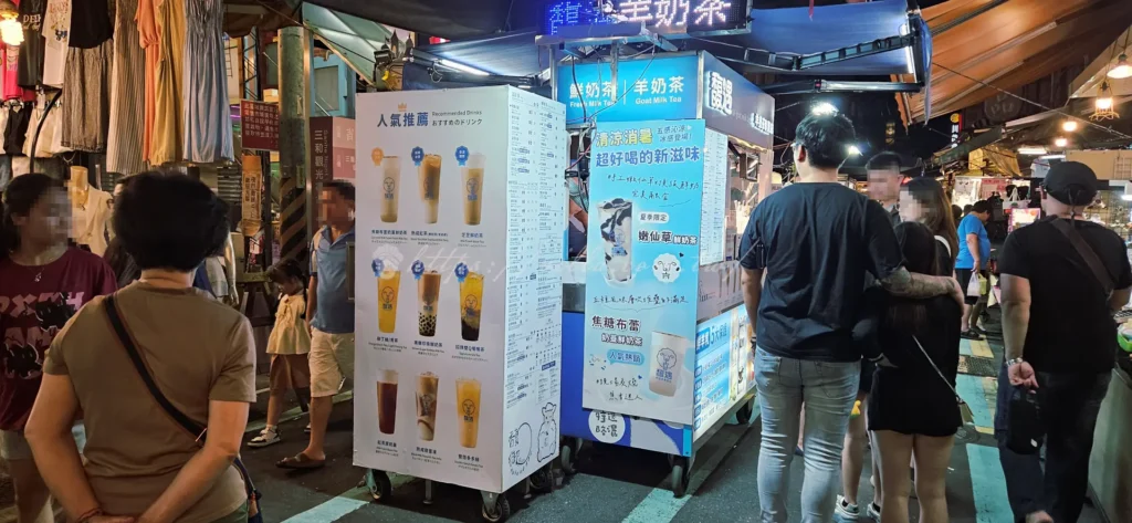 走進三和夜市，隨處可見平價小吃與隱藏版美食，像烤玉米、雞排、東山鴨頭更是夜市人氣美食，夜市必吃的炸物小吃香氣四溢，讓人看得眼花撩亂。