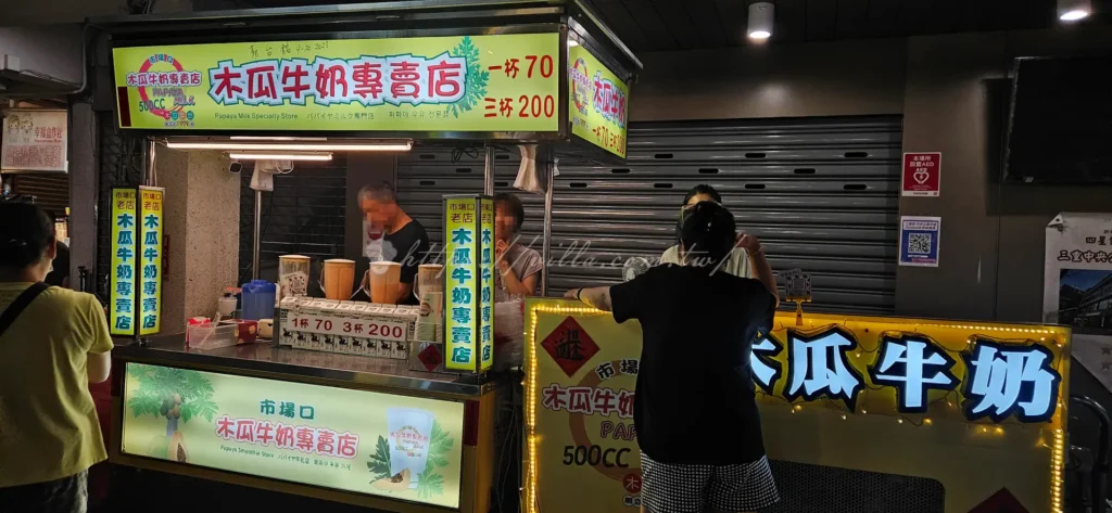 走進三和夜市，隨處可見平價小吃與隱藏版美食，像烤玉米、雞排、東山鴨頭更是夜市人氣美食，夜市必吃的炸物小吃香氣四溢，讓人看得眼花撩亂。