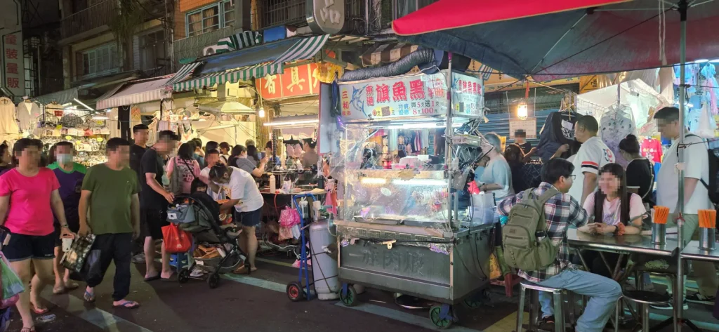 走進三和夜市，隨處可見平價小吃與隱藏版美食，像烤玉米、雞排、東山鴨頭更是夜市人氣美食，夜市必吃的炸物小吃香氣四溢，讓人看得眼花撩亂。