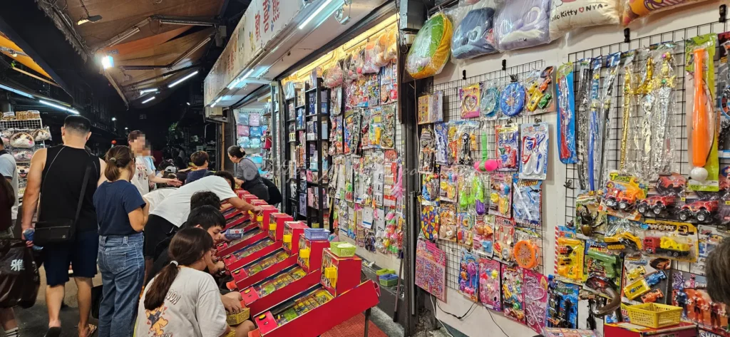 三和夜市這裡有各式遊戲攤位，從套圈圈到打彈珠，熱鬧非凡適合情侶同樂或親子互動。
