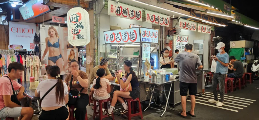 走進三和夜市，隨處可見平價小吃與隱藏版美食，像烤玉米、雞排、東山鴨頭更是夜市人氣美食，夜市必吃的炸物小吃香氣四溢，讓人看得眼花撩亂。