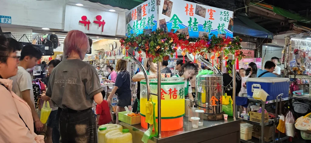 走進三和夜市，隨處可見平價小吃與隱藏版美食。