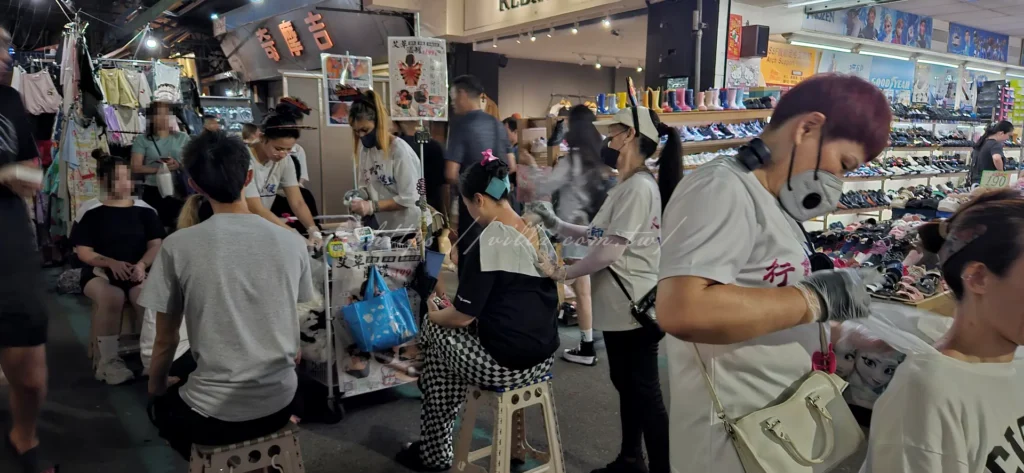 三和夜市中也有肩頸放鬆服務，利用艾草溫罐或精油按摩，讓逛街之餘的疲憊能夠獲得舒緩，增添夜市休閒感。