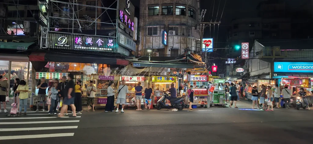 走進三和夜市，隨處可見平價小吃與隱藏版美食，像烤玉米、雞排、東山鴨頭更是夜市人氣美食，夜市必吃的炸物小吃香氣四溢，讓人看得眼花撩亂。。