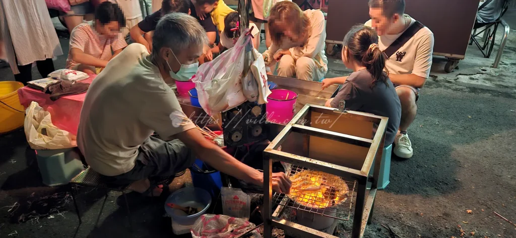 在三和夜市逛一圈，不只可以吃到各式小吃，還能體驗一些特別的攤位樂趣。比方說，夜市裡有釣蝦遊戲，可以邊挑戰自己的手氣，最後還能馬上享受現烤的鮮甜蝦子。