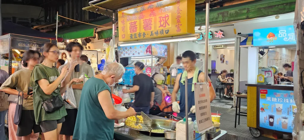走進三和夜市，隨處可見平價小吃與隱藏版美食，像烤玉米、雞排、東山鴨頭更是夜市人氣美食，夜市必吃的炸物小吃香氣四溢，讓人看得眼花撩亂。